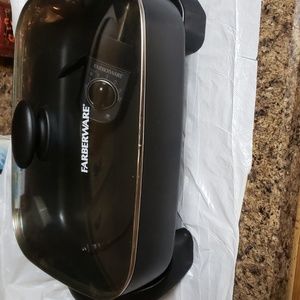 FARBERWARE DEEP 12 X 15 LARGE SURFACE USED ONCE LIKE NEW